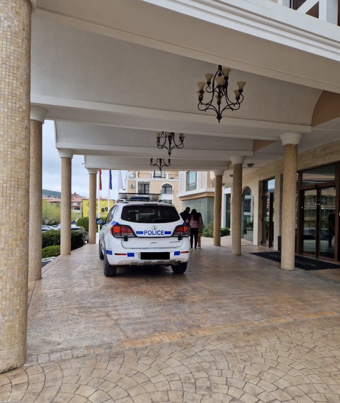 A police car parked under the hotel driveway
